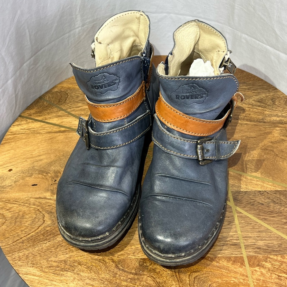 ROVE Women's Navy and Tan Ankle Boots